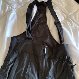 Head black ski pants. Medium size with straps. Never used and tag attached.